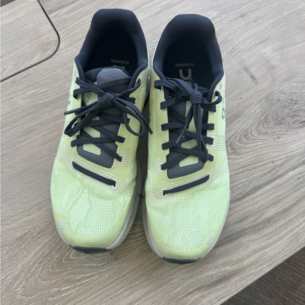 Women’s 8.5, light yellow neon, great shape!